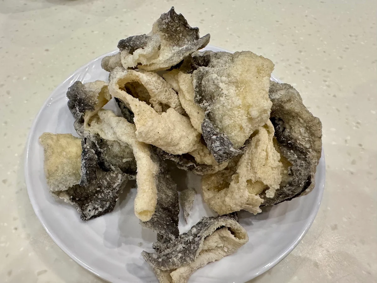 deep-fried fish skin with fish soup 炸魚皮配小魚湯